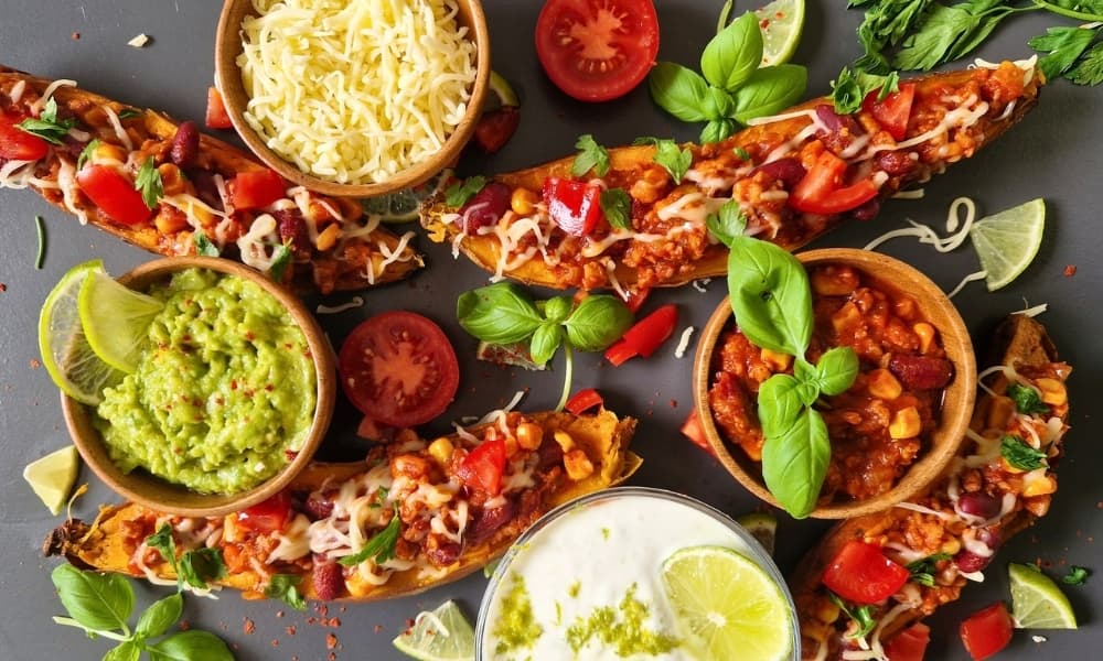 Gefüllte Süßkartoffeln mit Chili und Dips (vegan)