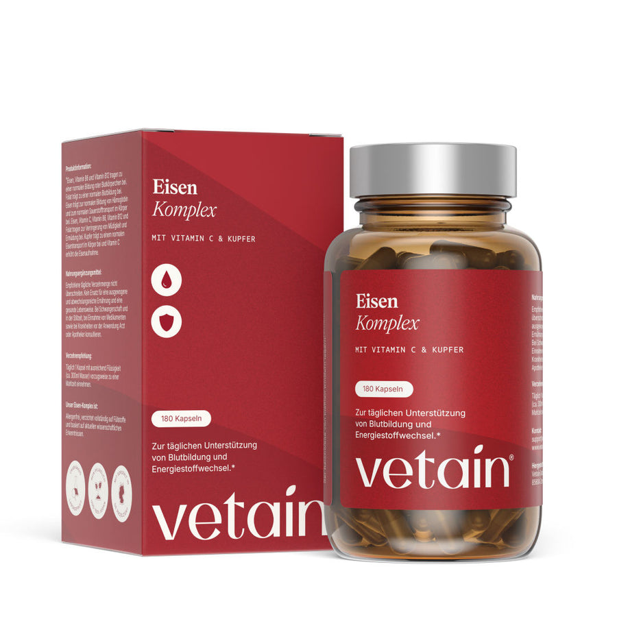 Vetains iron complex capsules in high-quality brown glass. Behind it at an angle, the sustainable packaging carton.