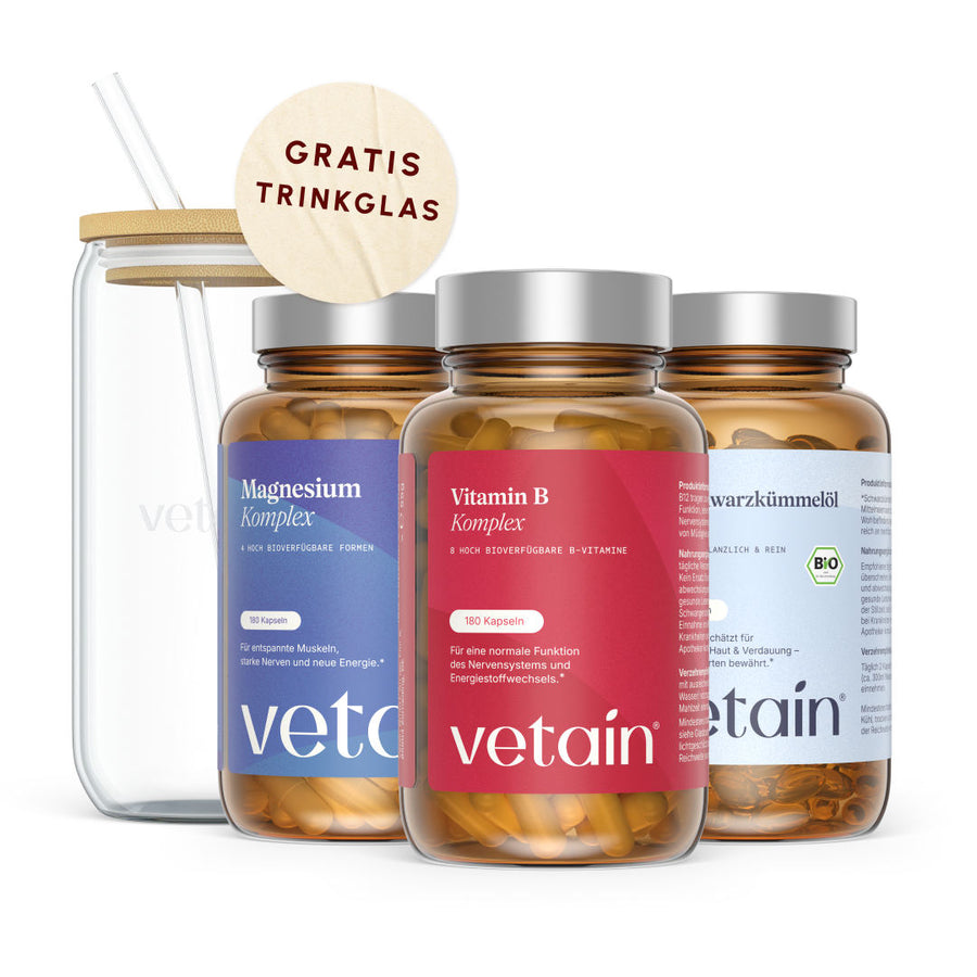 Vetain Sleep & Calm Bundle: Magnesium Komplex, Vitamin B Komplex und Bio-Schwarzkümmelöl Kapseln in braunen Glasflaschen mit silbernem Deckel, daneben ein Trinkglas mit Bambusdeckel und Glasstrohhalm mit „Gratis Trinkglas"-Badge