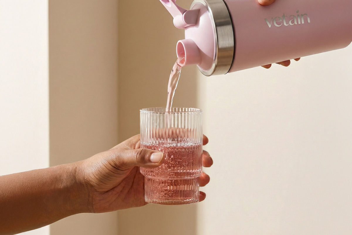 Zartrosa Clear Protein wird aus einem Vetain Shaker in ein Glas gefüllt