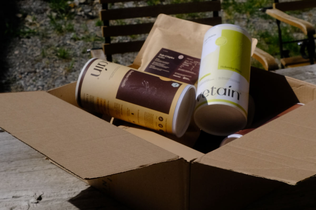 Klimaneutraler Versand bei Vetain durch DHL-GoGreen: Mehrere Dosen Vegan Protein werden nachhaltig versendet