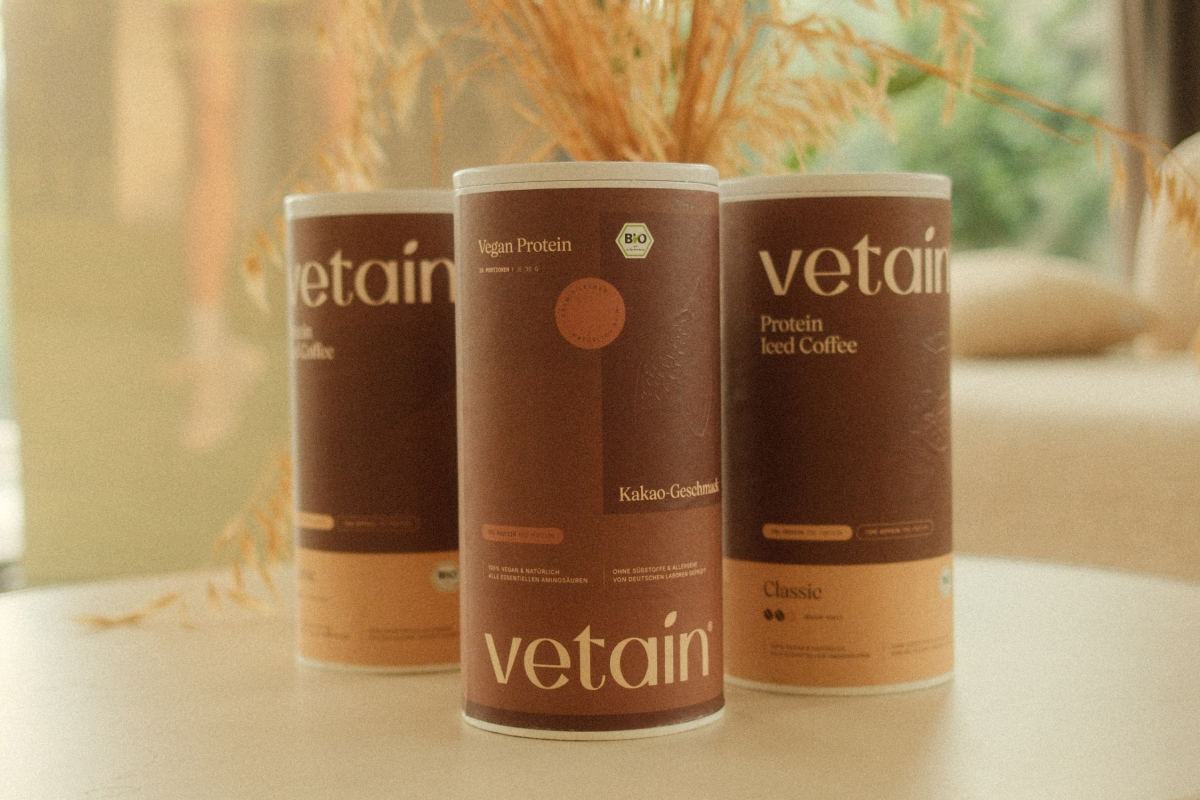 Drei Dosen von Vetains Vegan Protein Proteinpulver