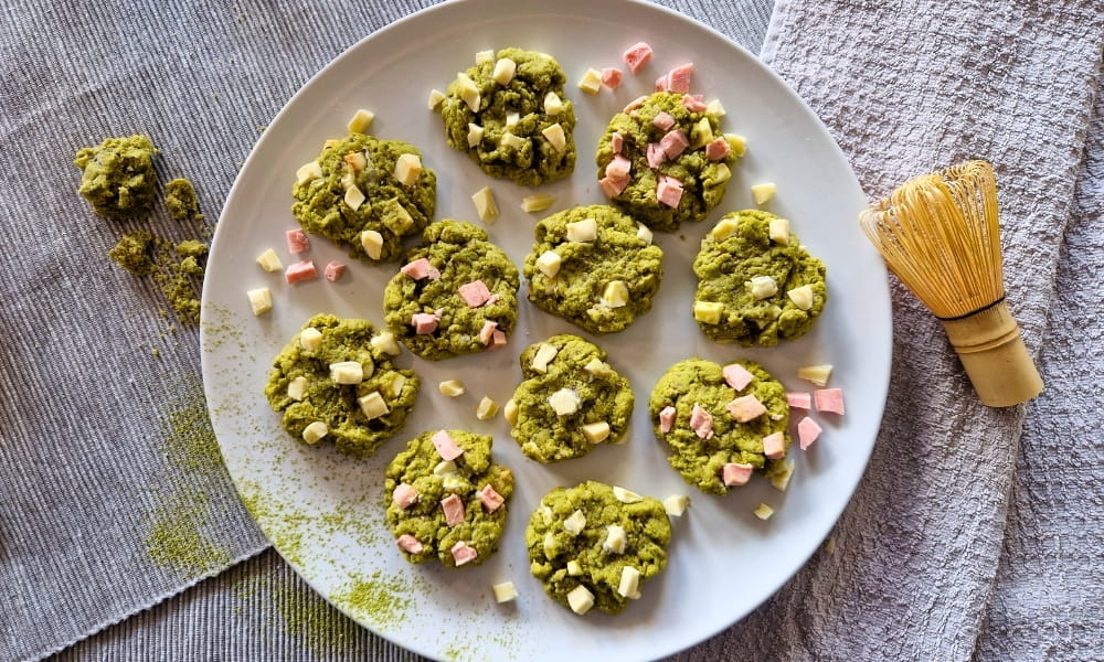 Matcha Kekse mit weißer Schokolade auf einem Teller
