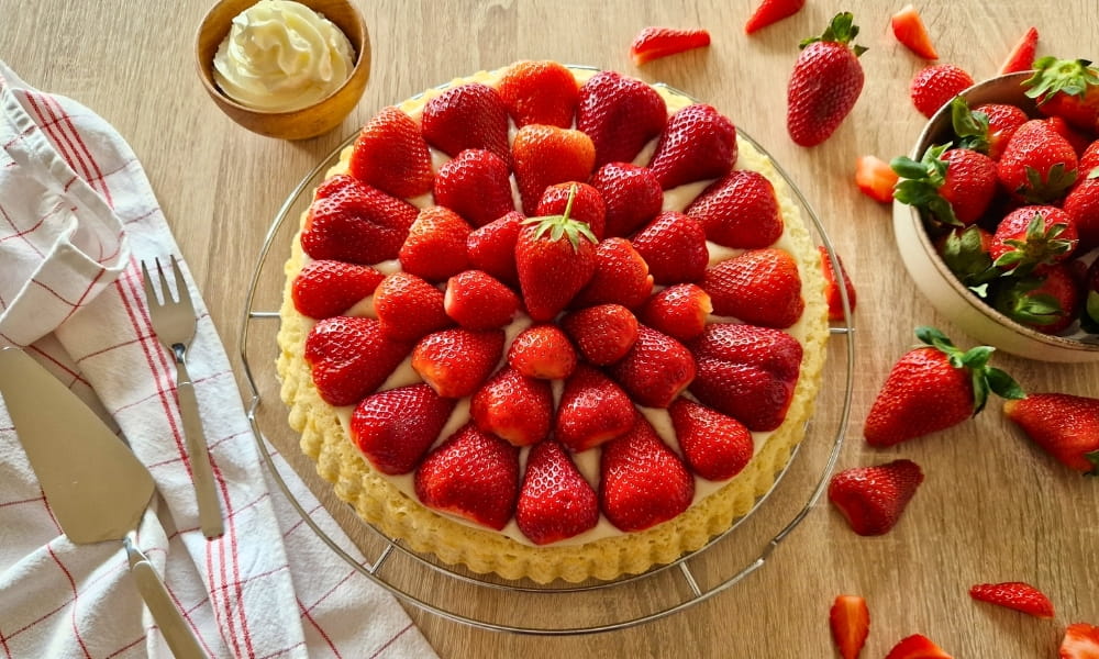 Veganer Erdbeerkuchen mit frischen Erdbeeren