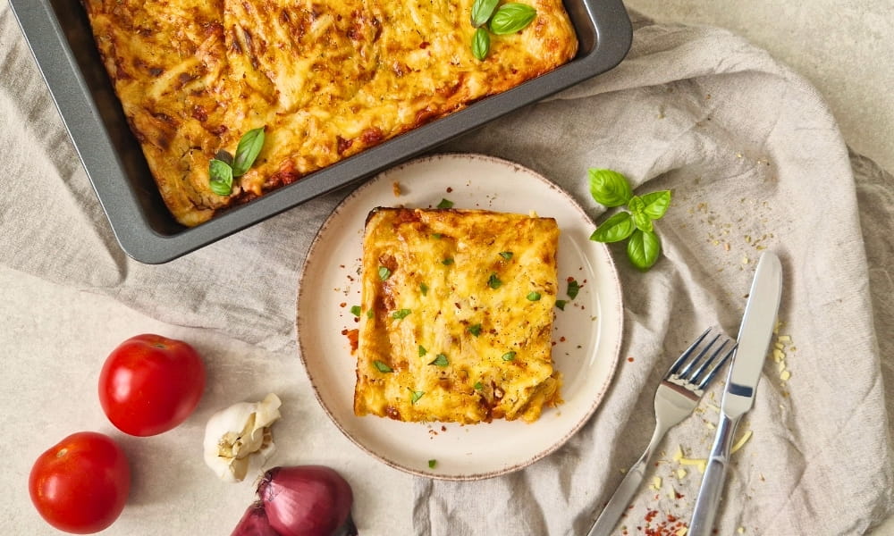 Vegane Protein Lasagne auf einem Teller