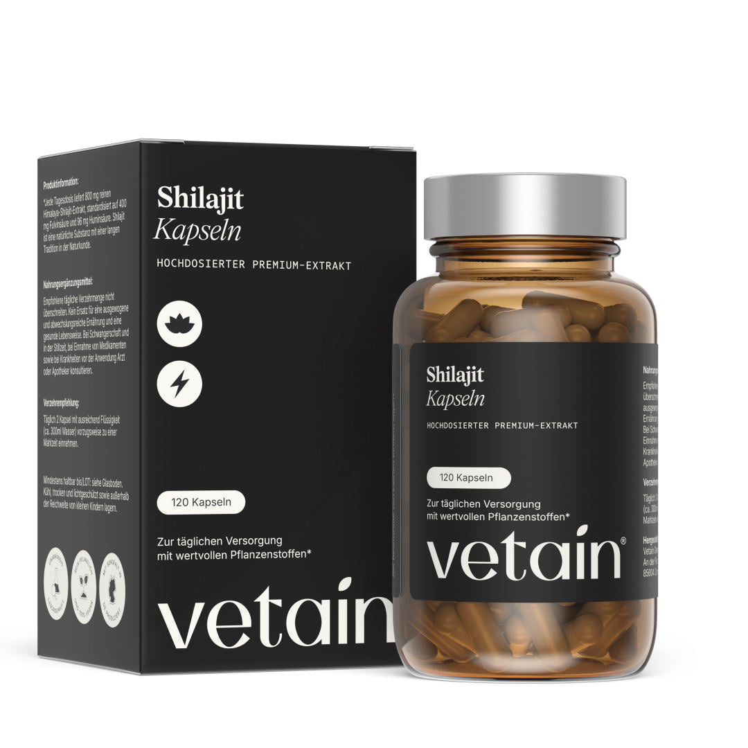 Vetains Shilajit Kapseln im hochwertigen Braunglas. Schräg dahinter der nachhaltige Verpackungskarton.