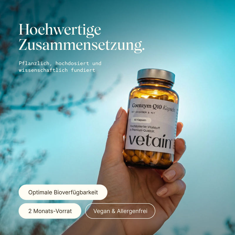 Coenzym Q10 Kapseln pflanzlich, hochdosiert und wissenschaftlich fundiert. Optimale Bioverfügbarkeit, 2 Monats-Vorrat, vegan & allergenfrei. Vetains Q10 Kapseln vor einem blauen Himmel, gehalten von einer Frauenhand