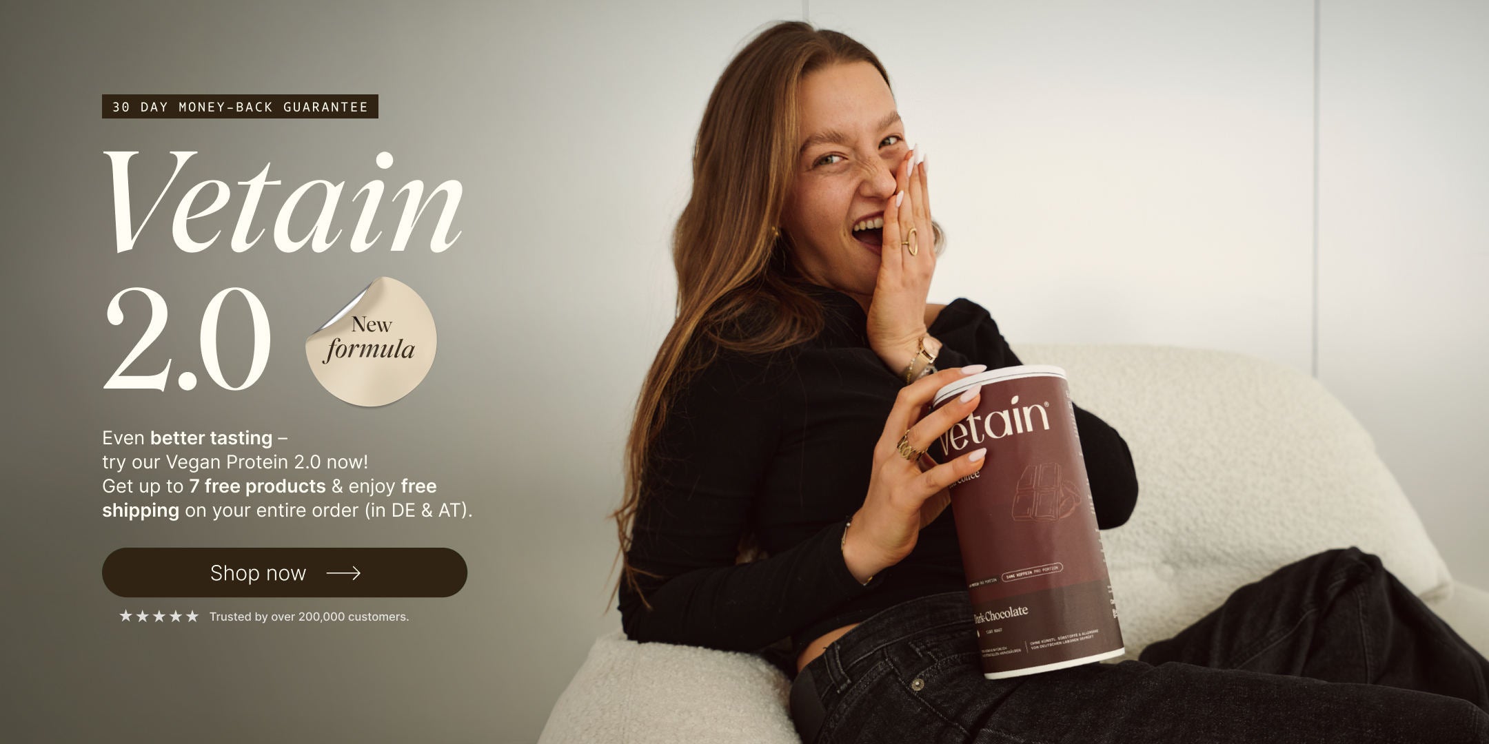 Vetain 2.0: New formula for the protein powder. Even better taste. Get up to 7 free products & order with free shipping (Germany & Austria). 30-day money-back guarantee. Maria Maas is sitting in an armchair, holding a jar of Vetain’s Dark Chocolate Protein Powder, and looks very excited.