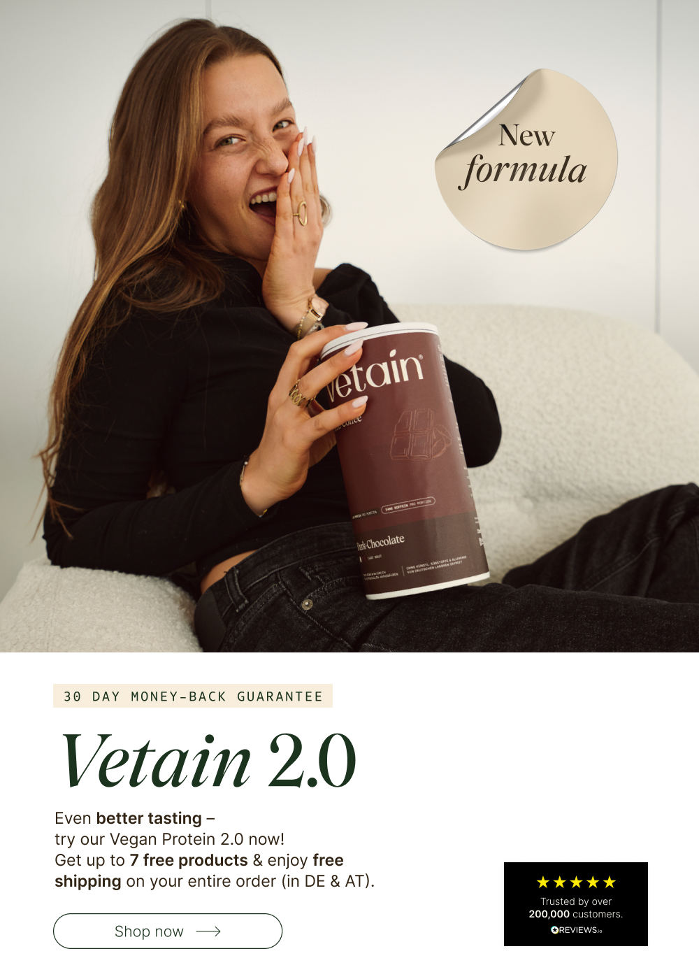 Vetain 2.0: New formula for the protein powder. Even better taste. Get up to 7 free products & order with free shipping (Germany & Austria). 30-day money-back guarantee. Maria Maas is sitting in an armchair, holding a jar of Vetain’s Dark Chocolate Protein Powder, and looks very excited.
