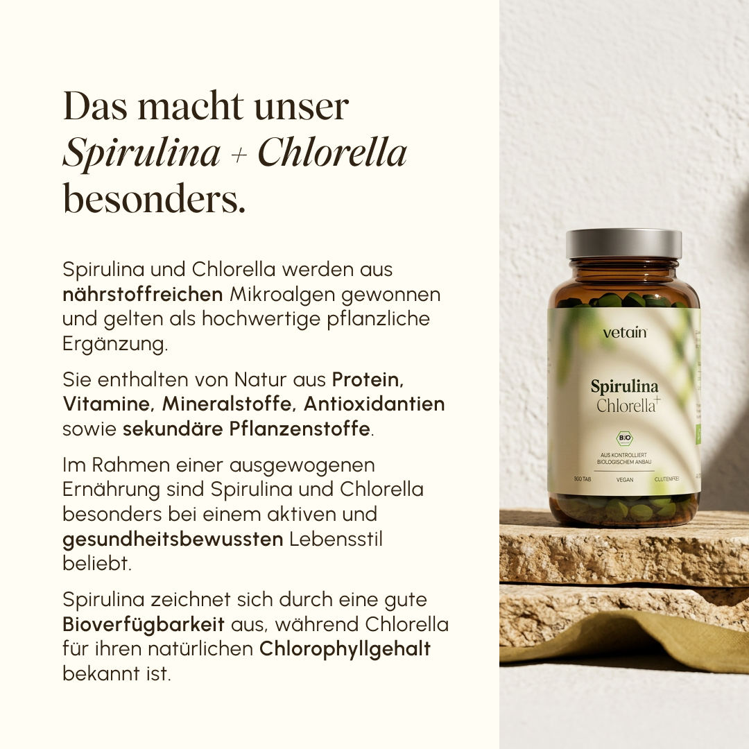 Vetain Spirulina + Chlorella Glas (500 Tabletten, vegan, glutenfrei) auf einem Naturstein. Beschreibungstext erklärt die Besonderheiten: nährstoffreiche Mikroalgen mit Protein, Vitaminen, Mineralstoffen, Antioxidantien und sekundären Pflanzenstoffen. Spirulina für Bioverfügbarkeit, Chlorella für Chlorophyllgehalt.