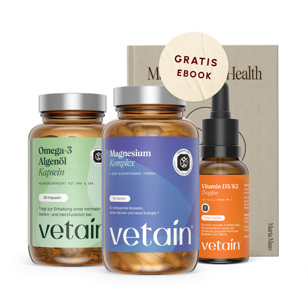 Vetain Daily Essentials Bundle: Omega-3 Algenöl Kapseln, Magnesium Komplex, Vitamin D3/K2 Tropfen und das eBook Master Your Health mit Sticker „Gratis eBook“, auf weißem Hintergrund.