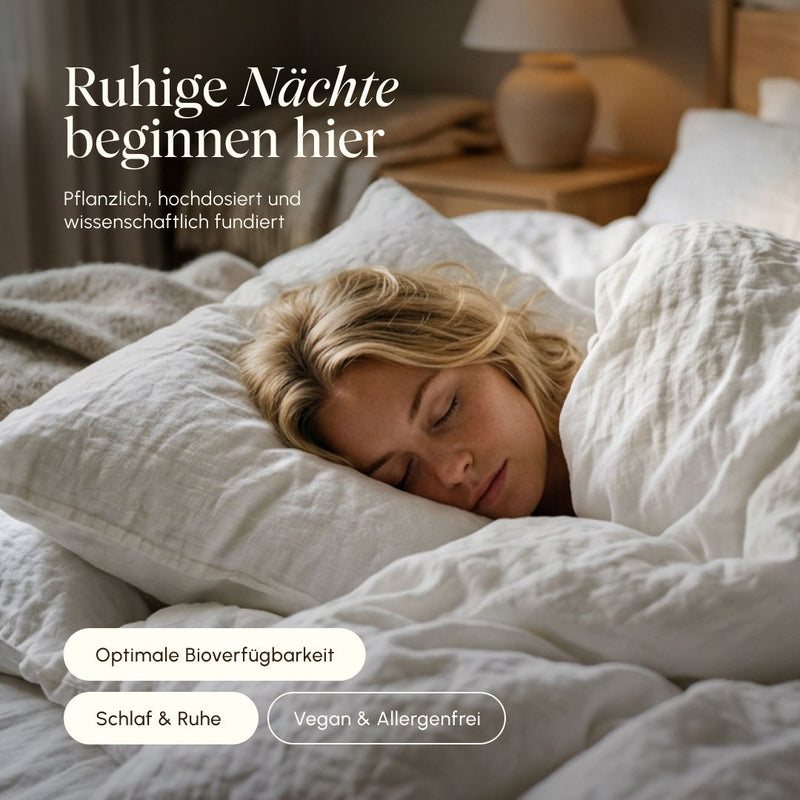 Frau schläft friedlich in weißer Bettwäsche. Text: „Ruhige Nächte beginnen hier – pflanzlich, hochdosiert und wissenschaftlich fundiert". Badges: Optimale Bioverfügbarkeit, Schlaf & Ruhe, Vegan & Allergenfrei