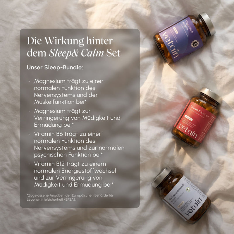 Vetain Sleep & Calm Bundle – Magnesium Komplex, Vitamin B Komplex und Bio-Schwarzkümmelöl Kapseln auf weißer Bettwäsche liegend. Textoverlay „Die Wirkung hinter dem Sleep & Calm Set": Magnesium für Nervensystem und Muskelfunktion, Magnesium gegen Müdigkeit, Vitamin B6 für Nervensystem und psychische Funktion, Vitamin B12 für Energiestoffwechsel und weniger Müdigkeit (EFSA-zugelassene Angaben)
