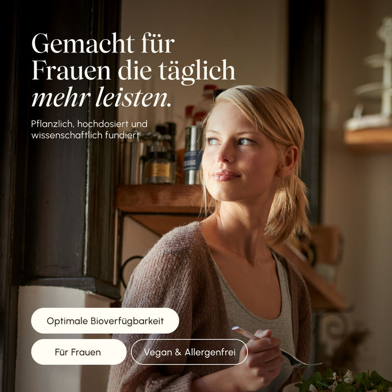 Frau mit nachdenklichem Blick in warmem Küchenlicht. Text: „Gemacht für Frauen die täglich mehr leisten – pflanzlich, hochdosiert und wissenschaftlich fundiert". Badges: Optimale Bioverfügbarkeit, Für Frauen, Vegan & Allergenfrei