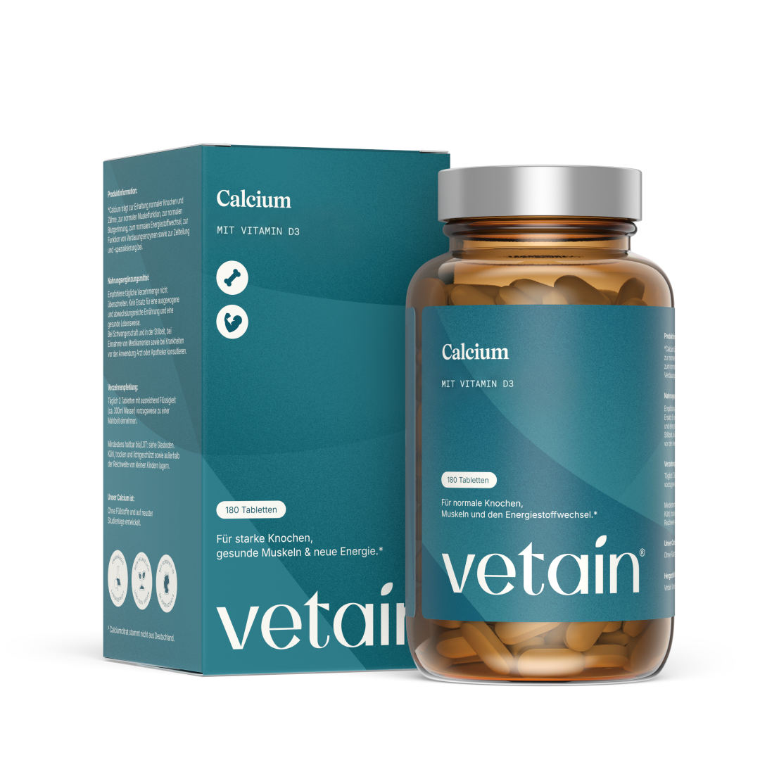 Vetain Calcium mit Vitamin D3 – Produktkarton und Glasflasche mit 180 Tabletten nebeneinander auf weißem Hintergrund. Aufschrift: „Für starke Knochen, gesunde Muskeln & neue Energie."