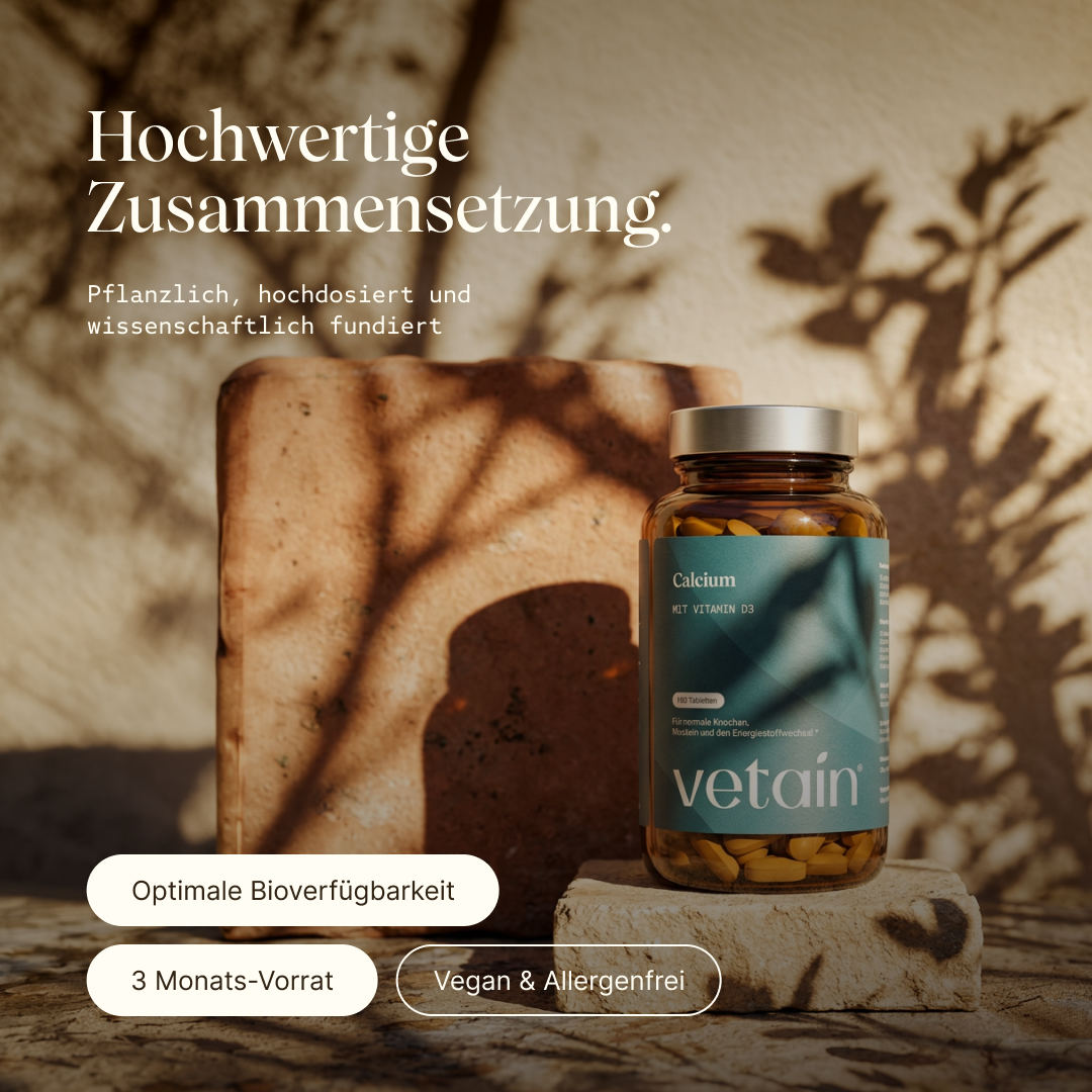 Vetain Calcium mit Vitamin D3 Flasche auf Steinpodest vor warmem Hintergrund mit Pflanzenschatten. Text: „Hochwertige Zusammensetzung. Pflanzlich, hochdosiert und wissenschaftlich fundiert." Optimale Bioverfügbarkeit, 3 Monats-Vorrat, Vegan & Allergenfrei.