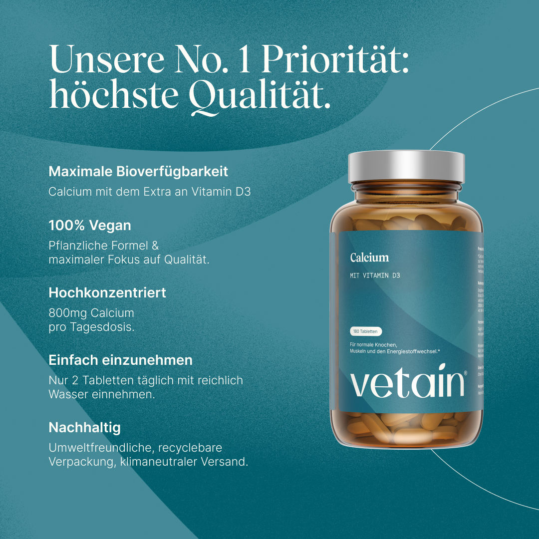 Vetain Calcium mit Vitamin D3 Flasche auf türkisem Hintergrund. Text: „Unsere No. 1 Priorität: höchste Qualität." Eigenschaften: Maximale Bioverfügbarkeit, 100% Vegan, Hochkonzentriert (800mg/Tagesdosis), Einfach einzunehmen (2 Tabletten täglich), Nachhaltig (recyclebare Verpackung, klimaneutraler Versand).