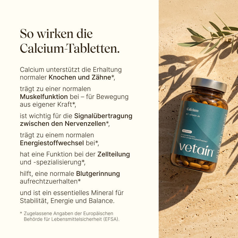 Vetain Calcium mit Vitamin D3 Flasche auf Sanduntergrund mit Olivenzweig. Text: „So wirken die Calcium-Tabletten." Wirkungen: unterstützt Knochen und Zähne, Muskelfunktion, Signalübertragung zwischen Nervenzellen, normalen Energiestoffwechsel, Zellteilung und -spezialisierung, normale Blutgerinnung. EFSA-zugelassene Angaben.