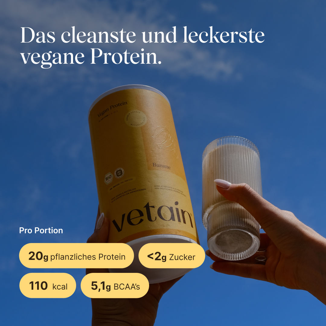 Vetain Vegan Protein Banane vor blauem Himmel, daneben ein fertig zubereiteter Shake. Pro Portion: 20g pflanzliches Protein, weniger als 2g Zucker, 110 kcal, 5,1g BCAAs.