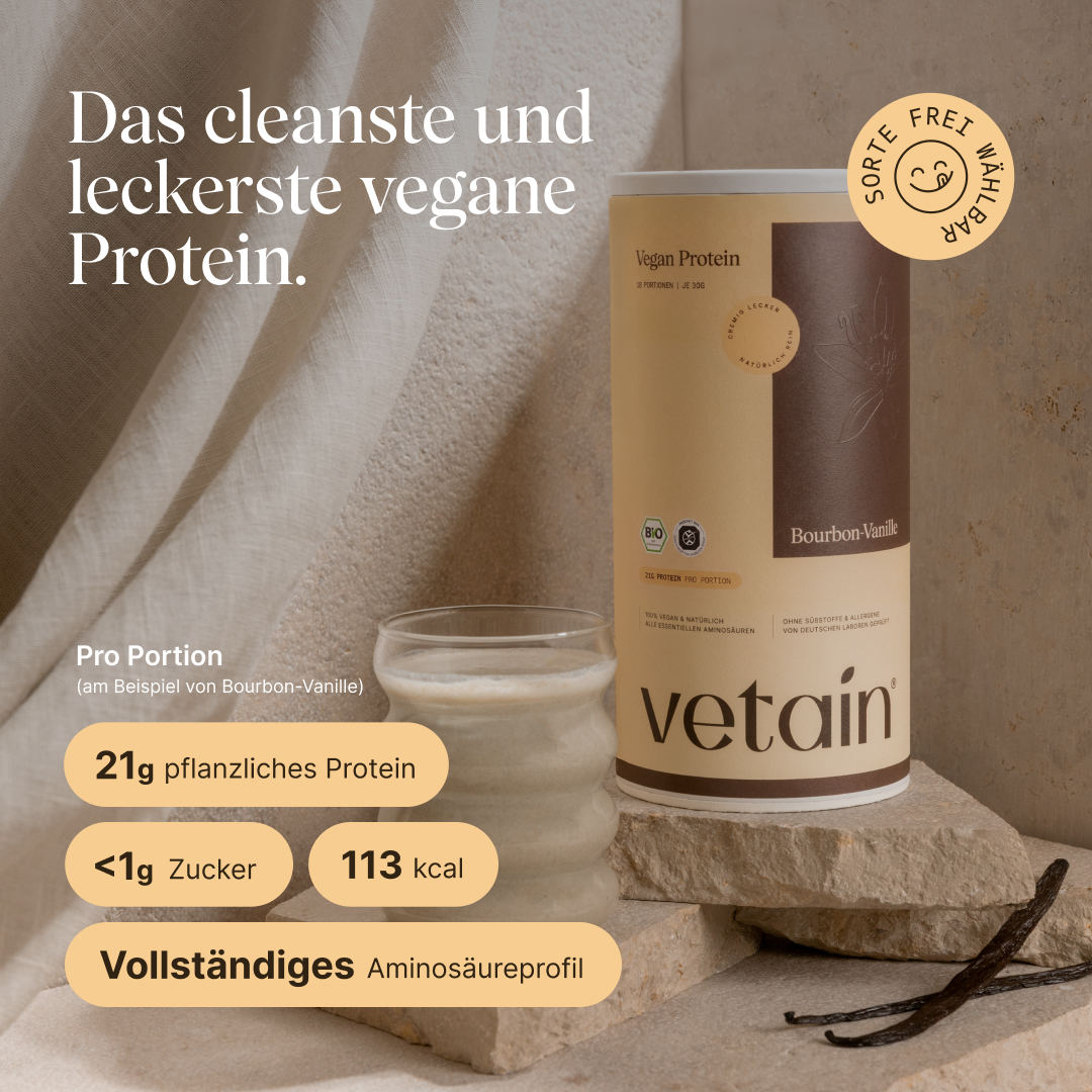 Dose vetain Vegan Protein in der Geschmacksrichtung Bourbon-Vanille neben einem Glas mit fertig zubereitetem Proteinshake auf einer Steinfläche, im Hintergrund heller Stoff und Vanilleschoten, mit Hinweis ‚Sorte frei wählbar'. Überschrift: ‚Das cleanste und leckerste vegane Protein.' Angaben pro Portion am Beispiel Bourbon-Vanille: 21 g pflanzliches Protein, unter 1 g Zucker, 113 kcal, vollständiges Aminosäureprofil.