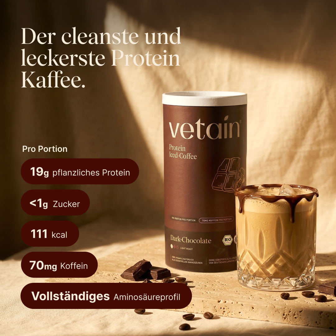 Dose vetain Protein Iced-Coffee in der Sorte Dark-Chocolate (Light Roast) neben einem Glas mit fertig zubereitetem Eiskaffee, Schokoladenstücken und Kaffeebohnen. Überschrift: ‚Der cleanste und leckerste Protein Kaffee.' Angaben pro Portion: 19 g pflanzliches Protein, unter 1 g Zucker, 111 kcal, 70 mg Koffein, vollständiges Aminosäureprofil.