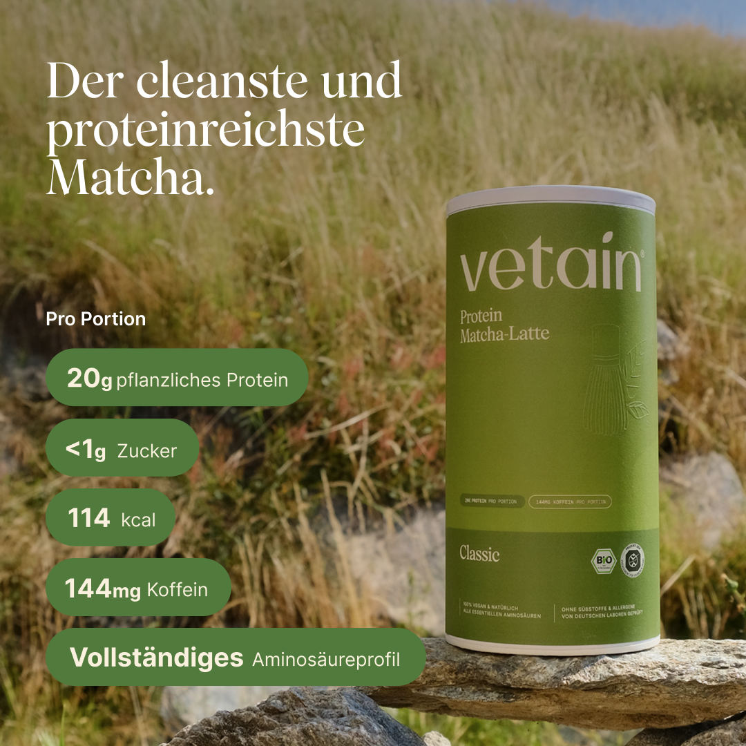 Dose vetain Protein Matcha-Latte in der Sorte Classic auf einem Stein vor einer sonnigen Graslandschaft. Überschrift: ‚Der cleanste und proteinreichste Matcha.' Angaben pro Portion: 20 g pflanzliches Protein, unter 1 g Zucker, 114 kcal, 144 mg Koffein, vollständiges Aminosäureprofil.