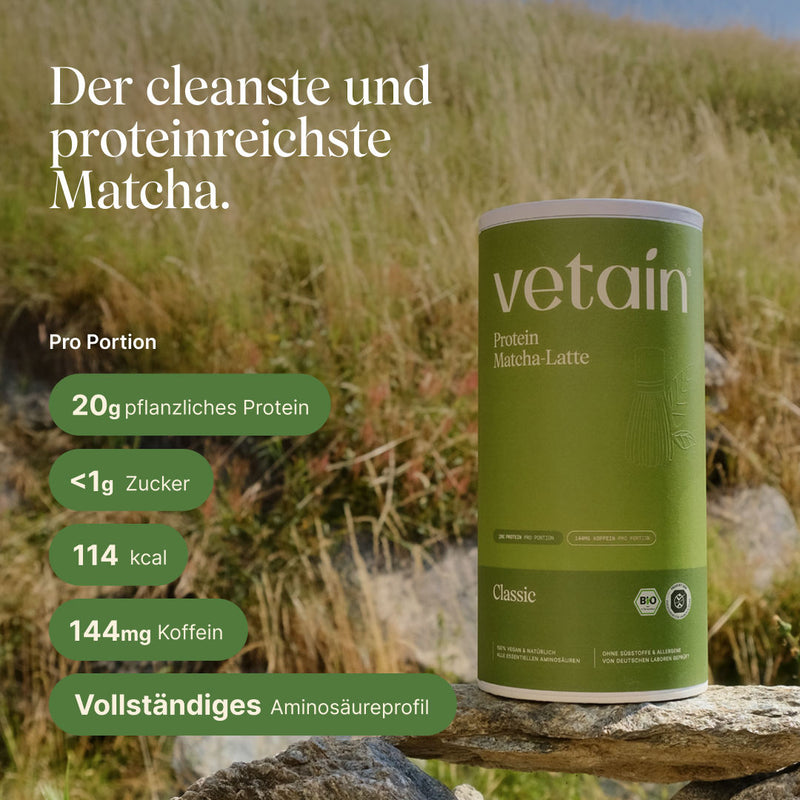 Dose vetain Protein Matcha-Latte in der Sorte Classic auf einem Stein vor einer sonnigen Graslandschaft. Überschrift: ‚Der cleanste und proteinreichste Matcha.' Angaben pro Portion: 20 g pflanzliches Protein, unter 1 g Zucker, 114 kcal, 144 mg Koffein, vollständiges Aminosäureprofil.