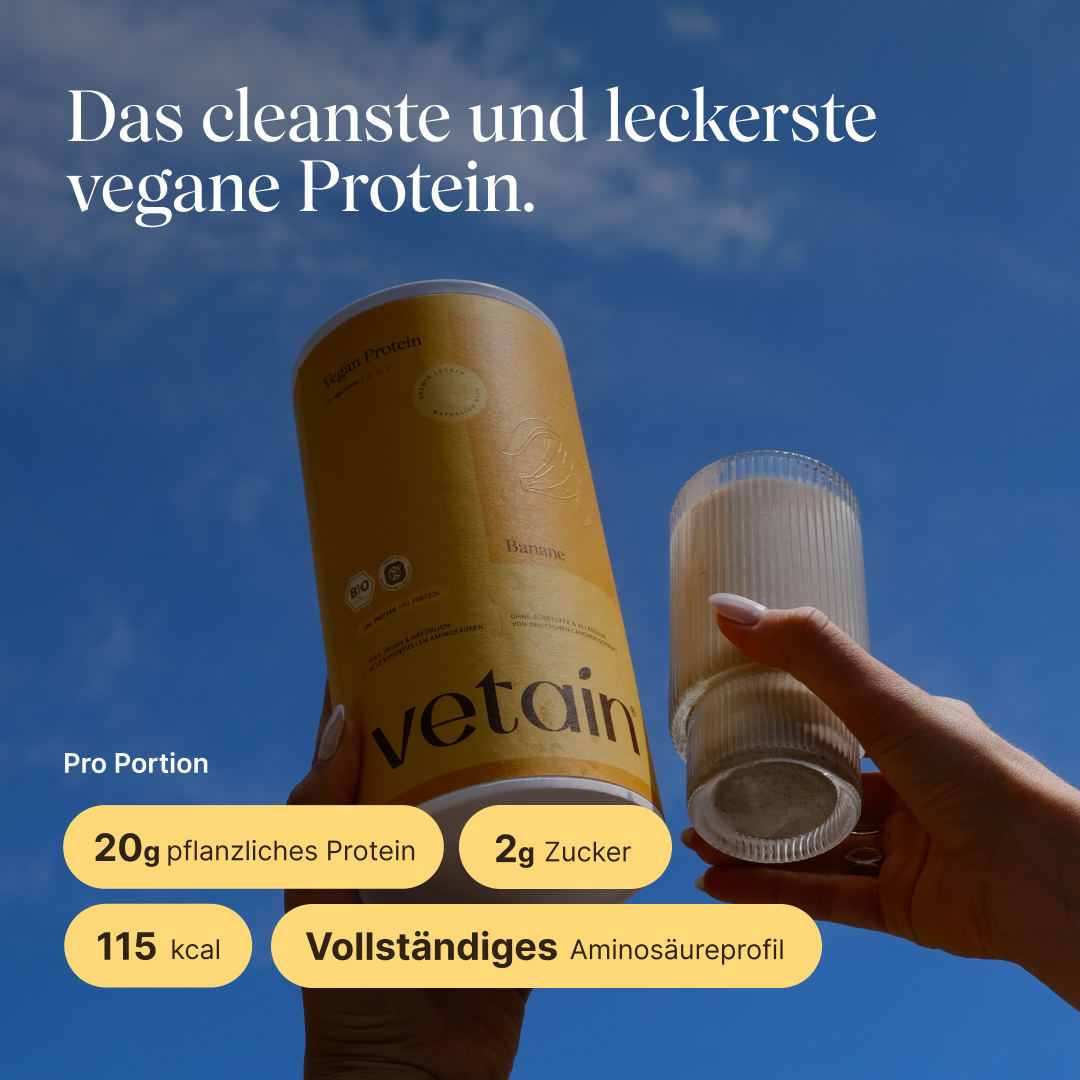 Hand hält eine Dose vetain Vegan Protein in der Geschmacksrichtung Banane gegen blauen Himmel, daneben ein Glas mit fertig zubereitetem Proteinshake. Überschrift: ‚Das cleanste und leckerste vegane Protein.' Angaben pro Portion: 20 g pflanzliches Protein, 2 g Zucker, 115 kcal, vollständiges Aminosäureprofil.