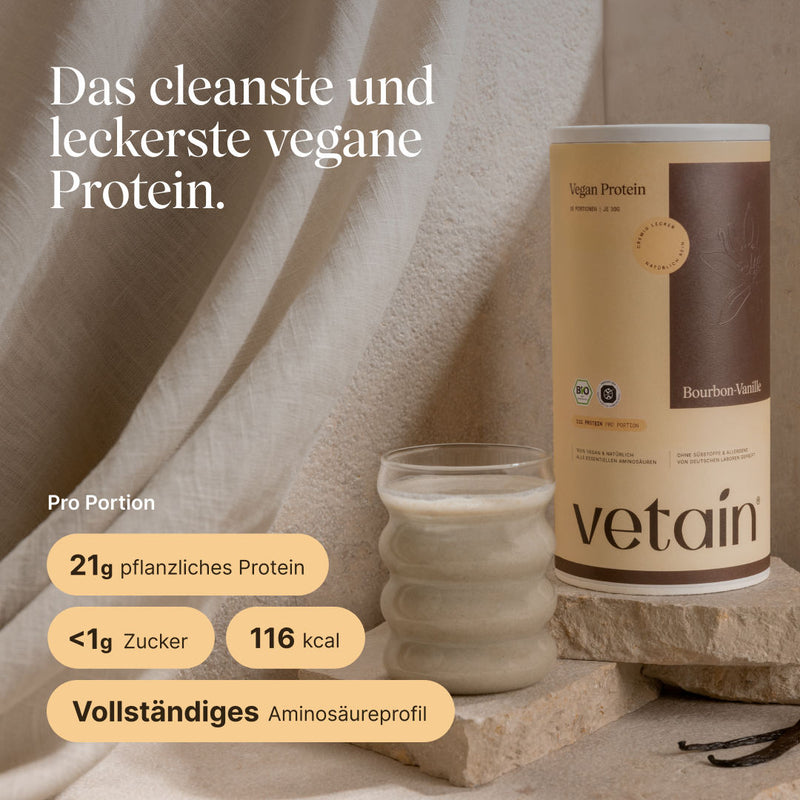 Dose vetain Vegan Protein in der Geschmacksrichtung Bourbon-Vanille neben einem Glas mit fertig zubereitetem Proteinshake auf einer Steinfläche, im Hintergrund heller Stoff und Vanilleschoten. Überschrift: ‚Das cleanste und leckerste vegane Protein.' Angaben pro Portion: 21 g pflanzliches Protein, unter 1 g Zucker, 116 kcal, vollständiges Aminosäureprofil.