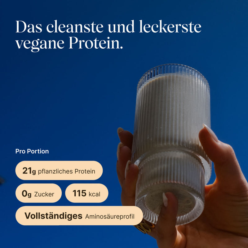 Hand hält ein Glas mit fertig zubereitetem vetain Vegan Protein Shake in der Geschmacksrichtung Zimt gegen blauen Himmel. Überschrift: ‚Das cleanste und leckerste vegane Protein.' Angaben pro Portion: 21 g pflanzliches Protein, 0 g Zucker, 115 kcal, vollständiges Aminosäureprofil.