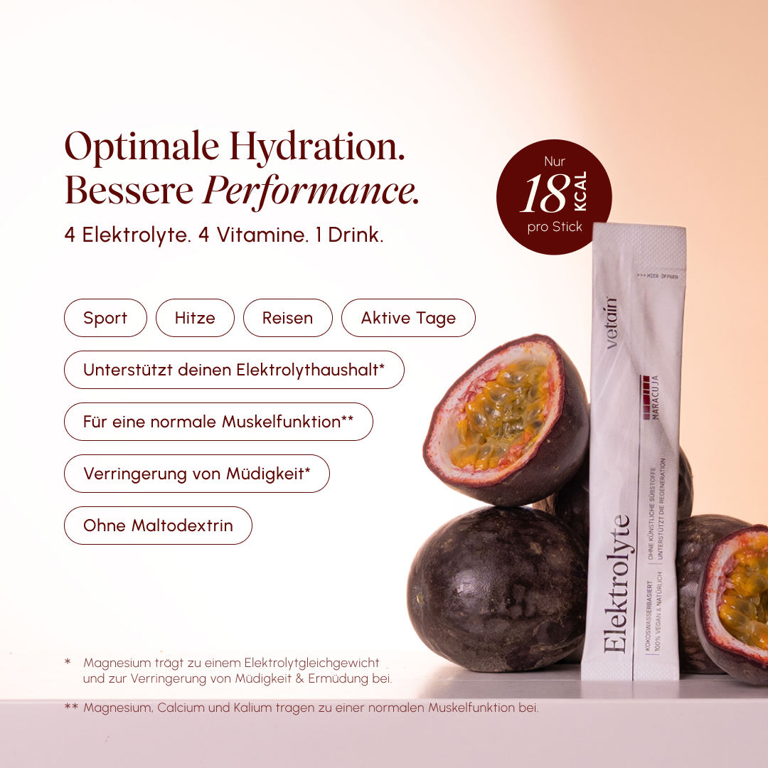 vetain Elektrolyte Maracuja Stick neben halbierten Maracujas; Textgrafik nennt 4 Elektrolyte, 4 Vitamine, die Einsatzbereiche Sport, Hitze, Reisen und aktive Tage sowie 18 kcal pro Stick.