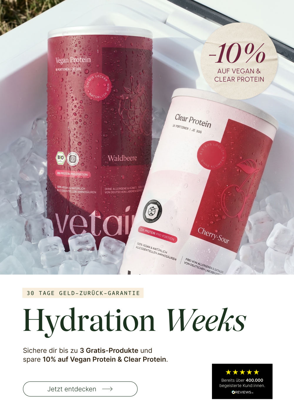 Hydration-Weeks-Banner von vetain im Hochformat: Dosen Vegan Protein Waldbeere und Clear Protein Cherry-Sour in einer Kühlbox mit Eiswürfeln; 10 % Rabatt auf Vegan und Clear Protein sowie bis zu 3 Gratis-Produkte.