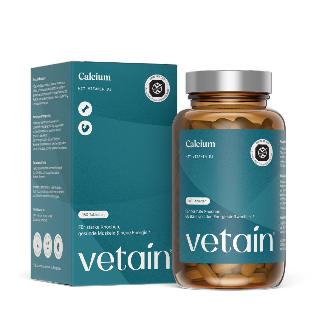 Vetain Calcium mit Vitamin D3 – Produktkarton und Braunglas-Flasche mit 180 Tabletten nebeneinander auf weißem Hintergrund. Aufschrift: „Für starke Knochen, gesunde Muskeln & neue Energie.*“