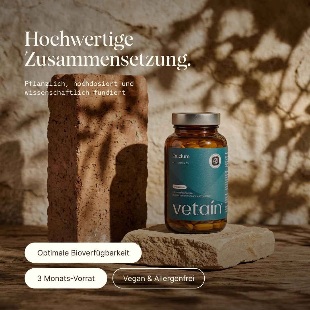 Vetain Calcium mit Vitamin D3 Flasche auf Steinpodest vor warmem Hintergrund mit Pflanzenschatten. Text: „Hochwertige Zusammensetzung. Pflanzlich, hochdosiert und wissenschaftlich fundiert.“ Optimale Bioverfügbarkeit, 3 Monats-Vorrat, Vegan & Allergenfrei.