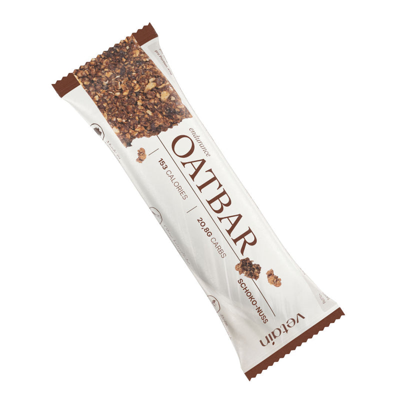 Verpackter Vetain Endurance Oatbar Schoko-Nuss mit sichtbarem Riegel oben, freigestellt vor weißem Hintergrund; 153 Kalorien, 20,8 g Carbs.