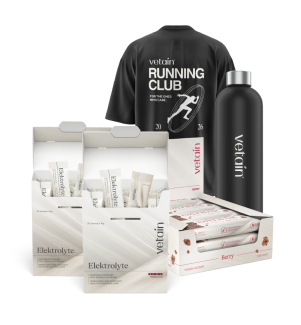 Vetain Power Bundle freigestellt: zwei Elektrolyte-Boxen, ein 12er Oatbar Berry Karton, schwarze Trinkflasche und schwarzes Running-Club-T-Shirt.