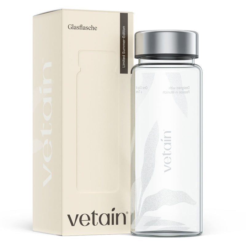 Vetain Glasflasche, daneben ihr Verpackungskarton