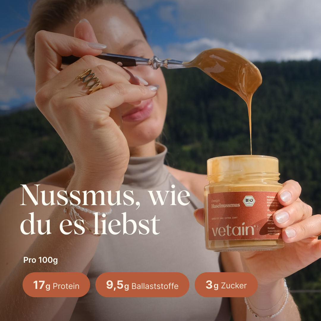 Maria Maas löffelt Haselnussmus aus dem Glas heraus. Ein Nussmus zum lieben mit 17g Protein, 9,5g Ballaststoffen und 3g Zucker pro 100g