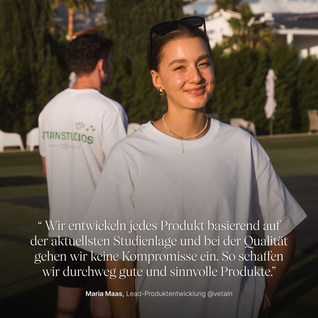 Maria Maas, Lead-Produktentwicklung bei Vetain, lächelt im Freien in einem weißen T-Shirt. Zitat: „Wir entwickeln jedes Produkt basierend auf der aktuellsten Studienlage und bei der Qualität gehen wir keine Kompromisse ein. So schaffen wir durchweg gute und sinnvolle Produkte."