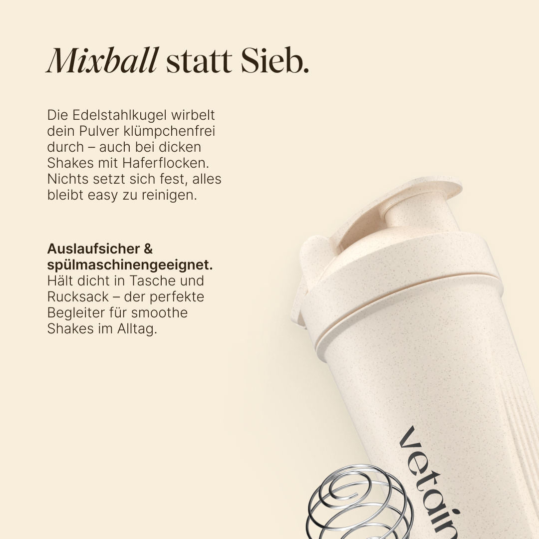 Cremefarbener Vetain Shaker mit Edelstahl-Mixball. Text: „Mixball statt Sieb.“ Die Edelstahlkugel mixt Pulver klümpchenfrei, auch mit Haferflocken. Auslaufsicher und spülmaschinengeeignet.