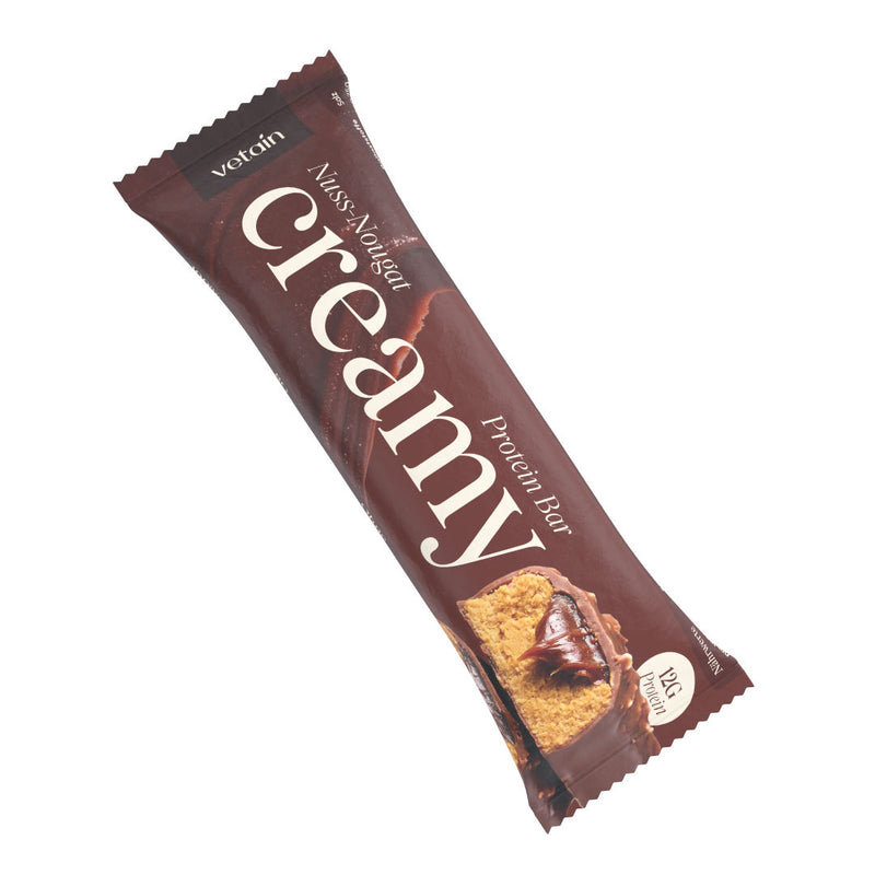 Einzelner verpackter Nuss-Nougat-Creamy Protein Bar diagonal liegend vor weißem Hintergrund.