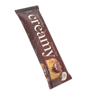Einzelner verpackter Nuss-Nougat-Creamy Protein Bar diagonal liegend vor freigestelltem Hintergrund.