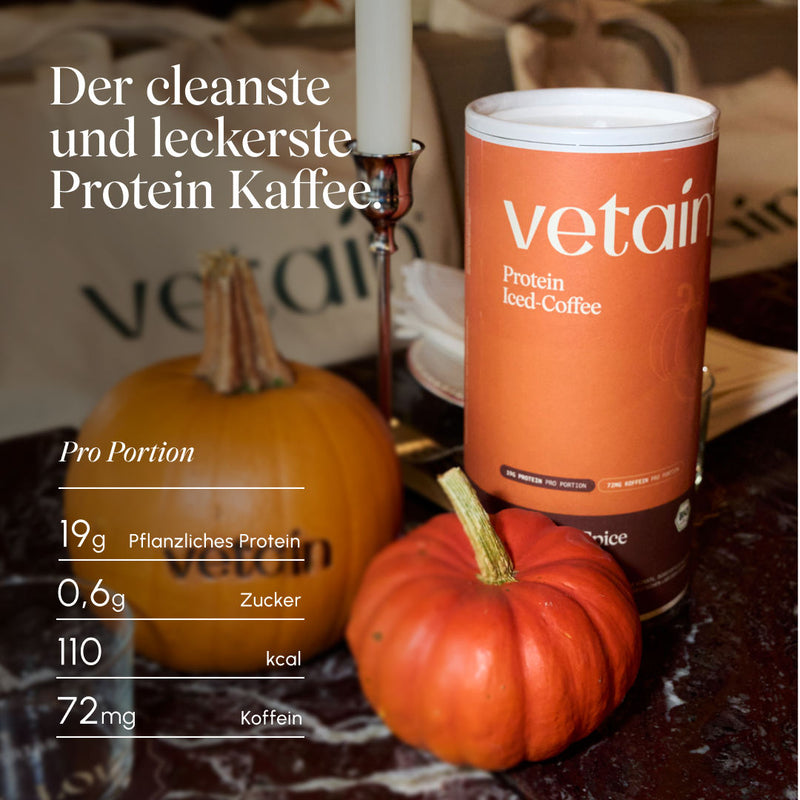 Vetain Protein Iced-Coffee Pumpkin-Spice Dose auf einem Tisch mit Kürbissen und Kerze. Überschrift „Der cleanste und leckerste Protein Kaffee.“ Nährwerte pro Portion: 19 g pflanzliches Protein, 0,6 g Zucker, 110 kcal, 72 mg Koffein.