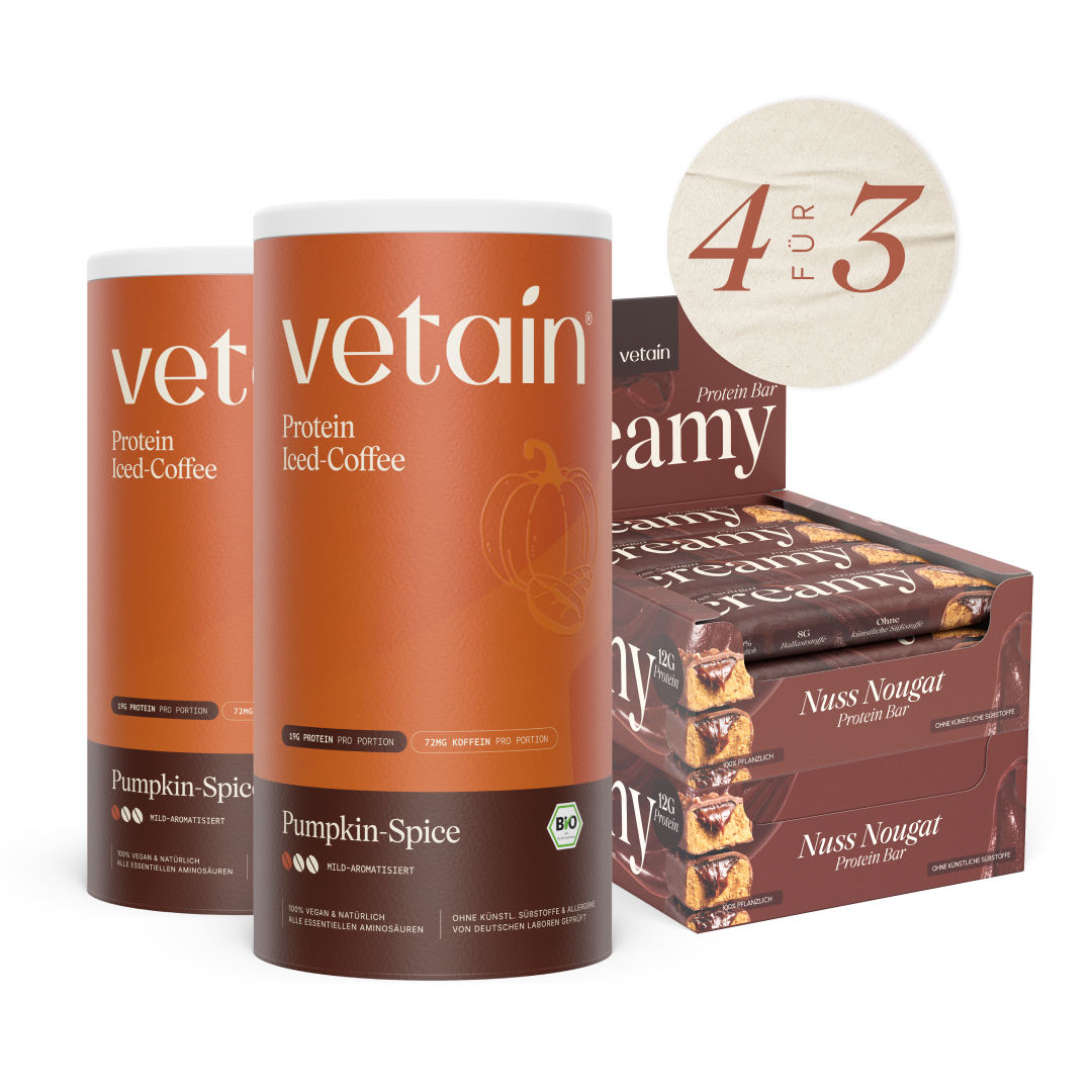 Vetain Herbst-Bundle: zwei Dosen Protein Iced-Coffee Pumpkin-Spice und Kartons mit Creamy Nuss-Nougat Protein Bars, freigestellt vor weißem Hintergrund. Aktions-Sticker „4 für 3“.
