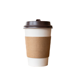 Weißer Coffee-to-go-Becher mit braunem Deckel und Papp-Banderole, freigestellt.